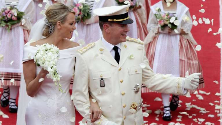 Το &quot;αντίο&quot; της πριγκίπισσας Σαρλίν στον Αρμάνι - Είχε ράψει το εντυπωσιακό νυφικό της με 40.000 κρύσταλλα Swarovski