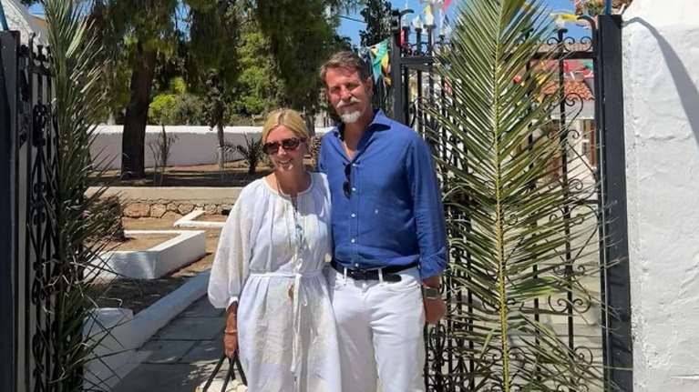 Παύλος Γλύξμπουργκ - Μαρί Σαντάλ: Οι ευχές τους για τον Δεκαπενταύγουστο σε εκκλησάκι της Αμοργού