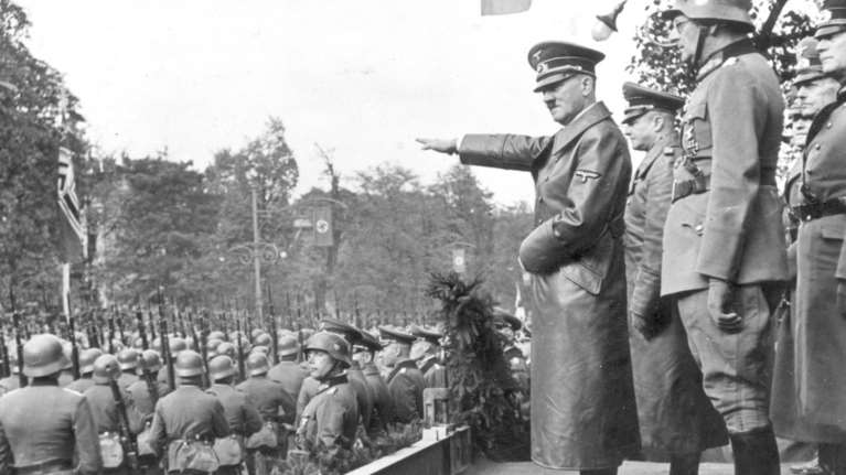 Νέο ντοκιμαντέρ για τον Χίτλερ: Η σπάνια γενετική διαταραχή που ευθυνόταν για τη μικροφαλλία του