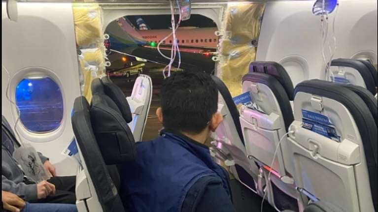 Θρίλερ για αεροσκάφος της Alaska Airlines: Αποκολλήθηκε παράθυρο στον αέρα - Έπεσαν οι μάσκες οξυγόνου [εικόνες - βίντεο]