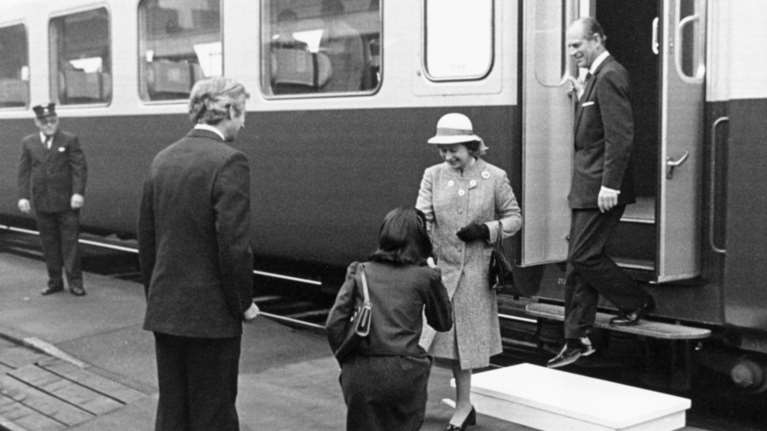 Τα ταξίδια της βασίλισσας Ελισάβετ που έμειναν στην ιστορία: Πού της γύρισαν την πλάτη - Η πρόσκληση έκπληξη στον Μαντέλα