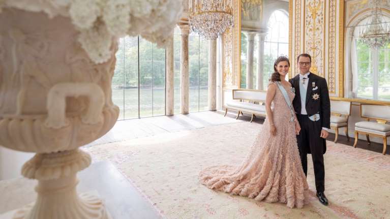 Βικτώρια της Σουηδίας: Τα εκπληκτικά πορτρέτα για τους εορτασμούς των δέκα ετών γάμου με τον personal trainer της [Εικόνες]