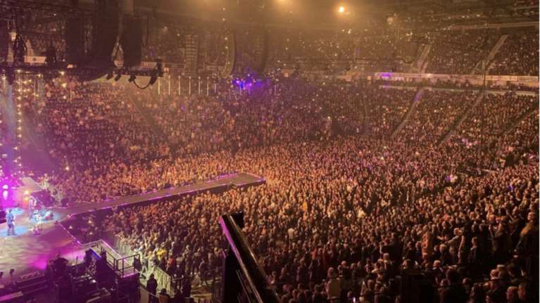 Άγνοια κινδύνου ή αδιαφορία: Χιλιάδες άνθρωποι σε συναυλίες στη Βρετανία