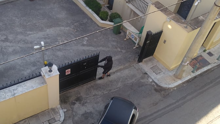 Καλαμάτα: Άνδρας εισέβαλε με λοστό στην Τράπεζα της Ελλάδος - Μπήκε στην αυλή με το ΙΧ του [Εικόνες - Βίντεο]