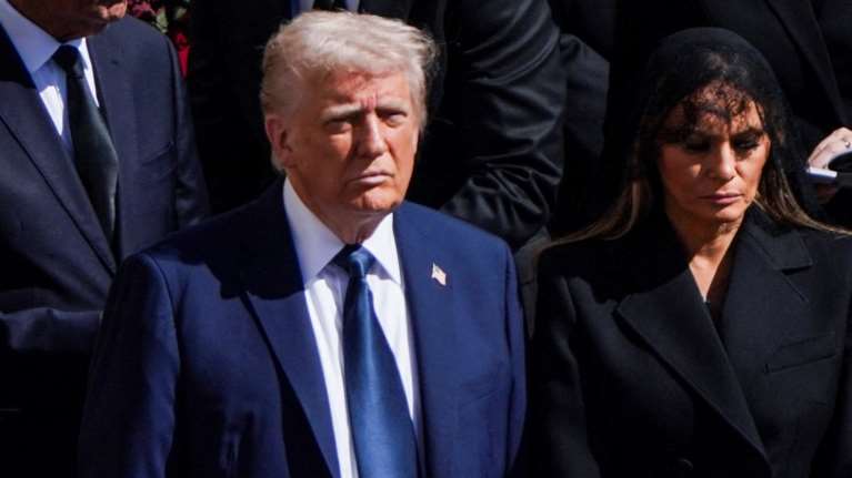 Κηδεία Πάπα Φραγκίσκου: Τι ψιθύρισε η Μελάνια στο αυτί του Τραμπ για να αποφευχθεί διπλωματικό επεισόδιο [βίντεο]