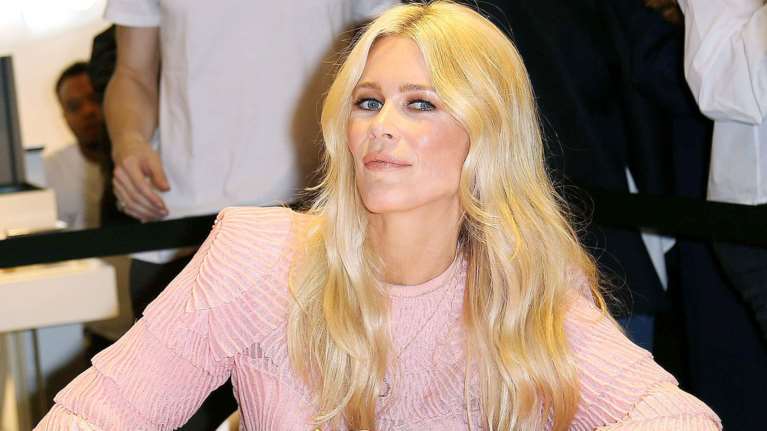 Κλόντια Σίφερ: Το supermodel παραδίδει μαθήματα μόδας με ένα ζευγάρι σανδάλια, μια τσάντα και αέρινα φορέματα