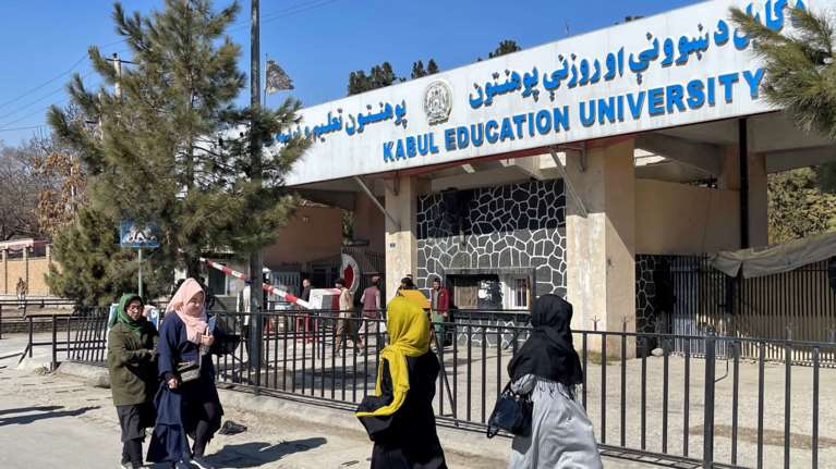 Αφγανιστάν: Διώχνουν τις φοιτήτριες από τα πανεπιστήμια μετά την απαγόρευση που επέβαλαν οι Ταλιμπάν