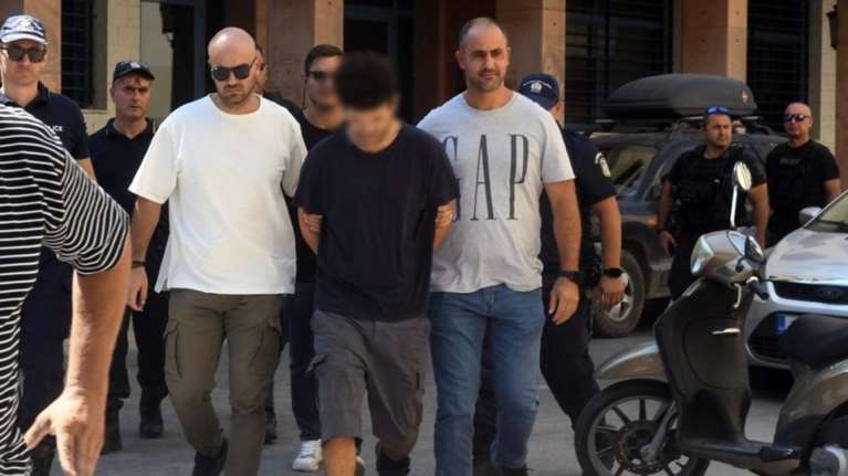 Φωτιά στην Πάτρα: Στη φυλακή ο 25χρονος και ο 21χρονος που κατηγορούνται για εμπρησμό - "Ηταν εθελοντές, άδικη απόφαση"