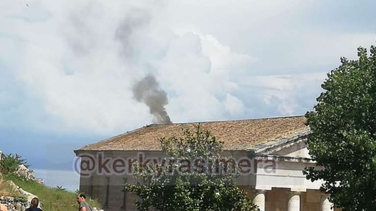 Έσβησε η φωτιά στην Κέρκυρα: Έπεσε κεραυνός στον ναό Αγίου Γεωργίου στο Παλαιό Φρούριο [εικόνες-βίντεο]