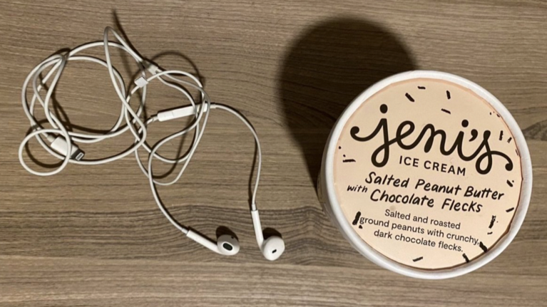 Η επική απάντηση Μπάιντεν στον Τραμπ με φωτογραφία στο Twitter: Ακουστικά και παγωτό με φυστικοβούτυρο