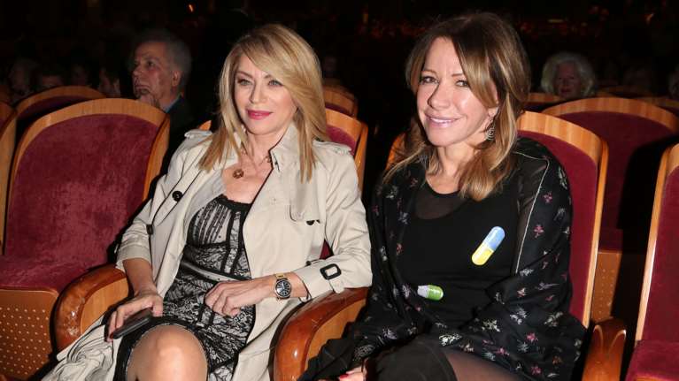 Μαριάννα Λάτση - Έλλη Στάη μαζί στην Αθήνα: Το total black look της Λάτση και η μονοχρωμία της Στάη με off white δερμάτινο σύνολο