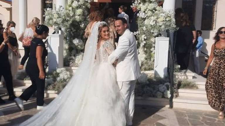 Χρυσάφια, τιάρες και μπόλικη υπερβολή: Όσα έγιναν στον γάμο και τη δεξίωση του Μαυρικίου με την Ιλάειρα [Εικόνες]