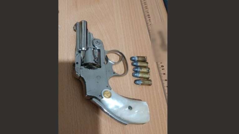 Κολωνός: Συνελήφθη 17χρονος με γεμάτο περίστροφο - Κρατείται και ο πατέρας του