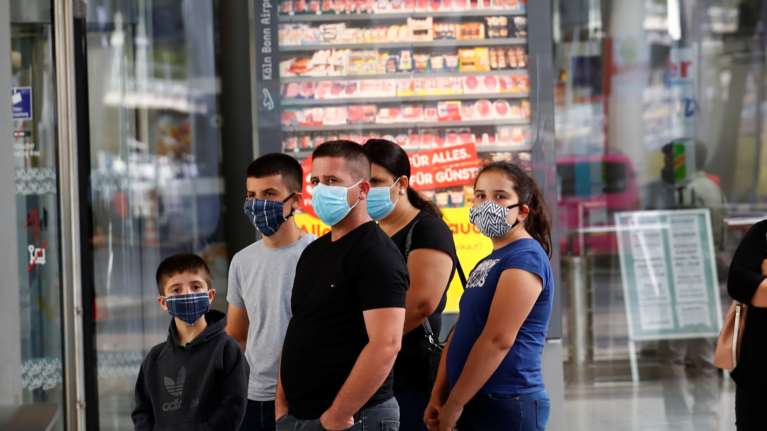 Κορονοϊός - ΠΟΥ: Οι εικοσάχρονοι, τριαντάχρονοι και σαραντάχρονοι είναι τώρα οι κύριοι μεταδότες