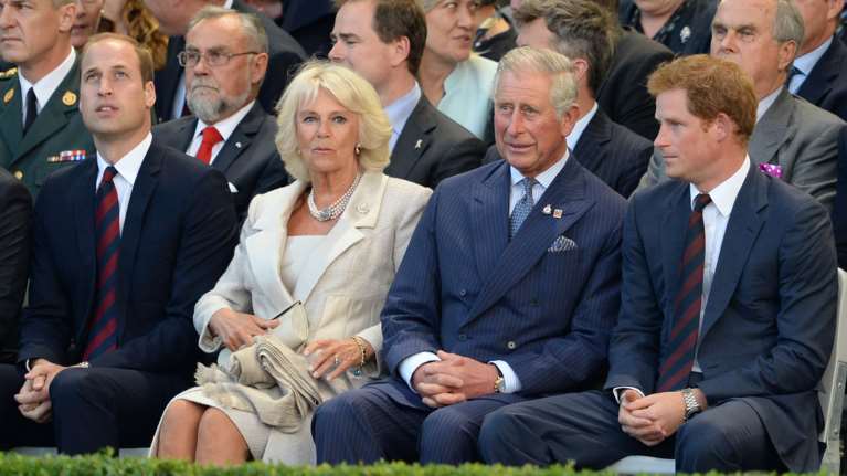 Παγκόσμια ανησυχία για τον βασιλιά Κάρολο - Η επιστροφή του Χάρι "δηλώνει τη σοβαρότητα" της διάγνωσης καρκίνου του πατέρα του