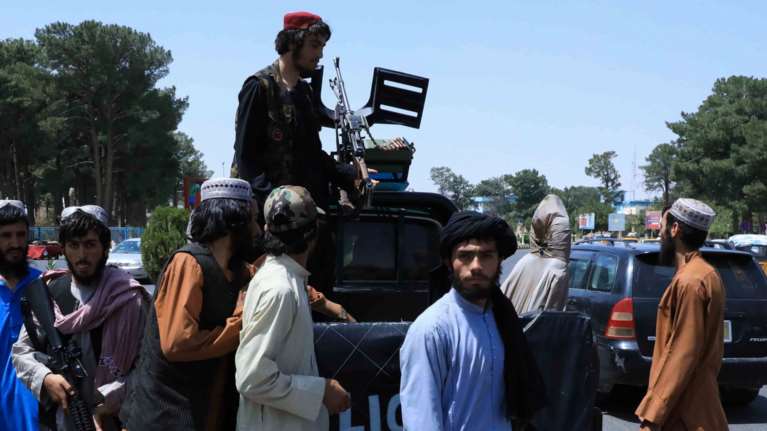 Απίστευτες σκηνές βίας στο Αφγανιστάν: Οι Ταλιμπάν χτυπούν και μαστιγώνουν πολίτες και περαστικούς στους δρόμους [Βίντεο]