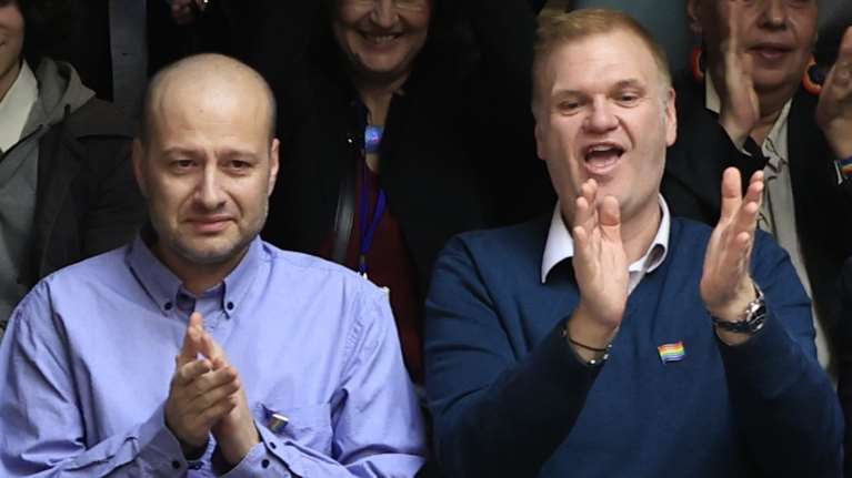 Αυτό είναι το πρώτο ομόφυλο ζευγάρι που θα παντρευτεί στην Ελλάδα - Είναι 20 χρόνια μαζί και έχουν τρία παιδιά