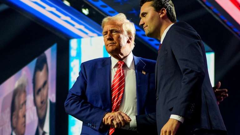 Τραμπ και Βανς θα μιλήσουν στη νεκρώσιμη τελετή για τον Τσάρλι Κερκ, υπό δρακόντεια μέτρα ασφαλείας