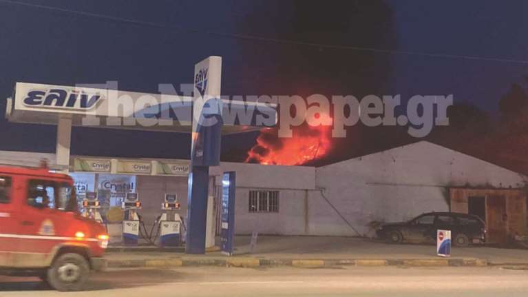 Συναγερμός στον Βόλο: Μεγάλη φωτιά σε αποθήκη, δίπλα σε πρατήριο βενζίνης