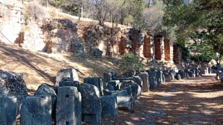 ΥΠΠΟ: Δρομολογείται η ανάδειξη του δυτικού τμήματος της αρχαίας πόλης των Δελφών [εικόνες]