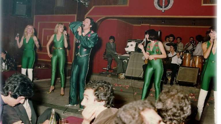 Γιάννης Φλωρινιώτης: Τα λαμπερά κοστούμια του που άφησαν εποχή - Ήταν ο ίδιος το &quot;αθηναϊκό Λας Βέγκας&quot;