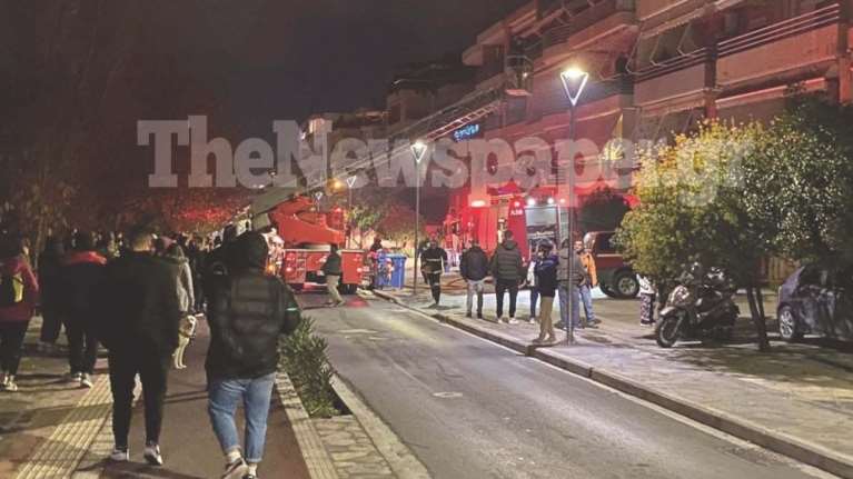 Θρίλερ στον Βόλο: Φωτιά σε υπόγειο πολυκατοικίας- Μεγάλη επιχείρηση για τον απεγκλωβισμό εννέα ατόμων και ενός μωρού