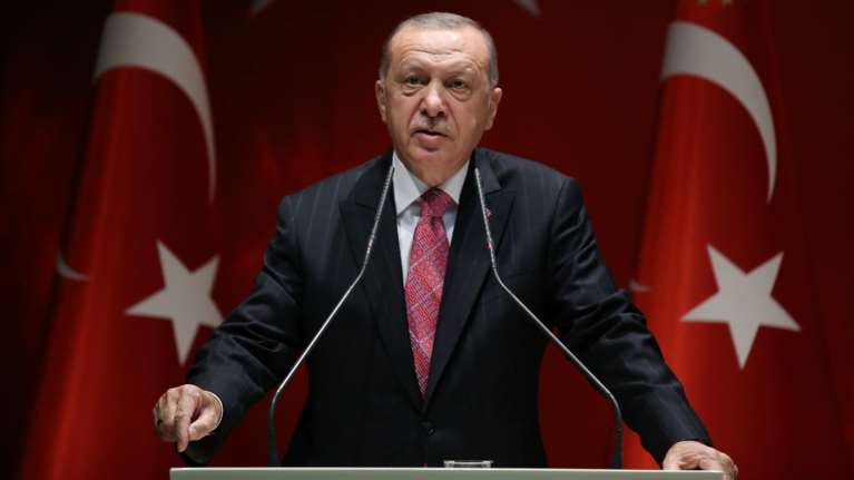 Εκτακτη σύσκεψη του οικονομικού επιτελείου του Ερντογάν, καθώς η τουρκική λίρα καταρρέει