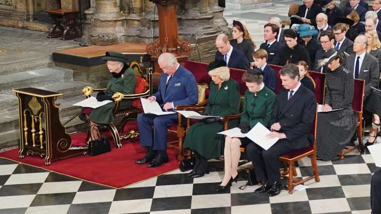 Στα άκρα η σχέση της βασίλισσας Ελισάβετ με Κάρολο και Γουίλιαμ: Το πείσμα και η κατακραυγή