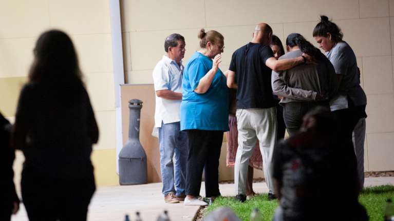 Μακελειό στο Τέξας: Η σπαρακτική στιγμή που γονείς δίνουν αίμα για να γίνει αναγνώριση με DNA των θυμάτων [Βίντεο]