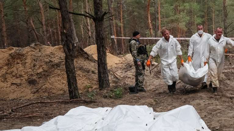 Ουκρανία: Νέες εικόνες σοκ από τον ομαδικό τάφο στο Ιζιούμ - 440 πτώματα με δεμένα τα χέρια πίσω από την πλάτη