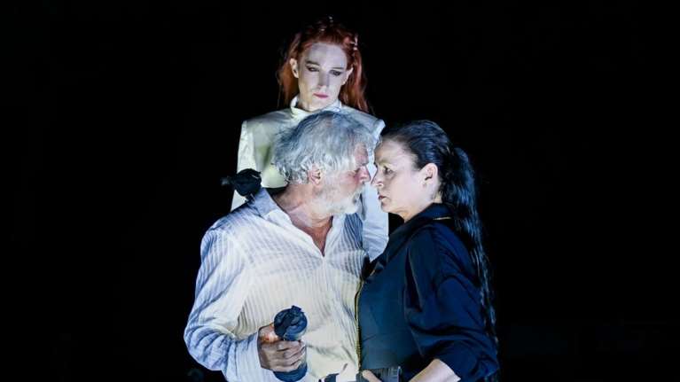 Πάνω από 17.000 θεατές καταχειροκρότησαν όρθιοι τον Οιδίποδα του Χουβαρδά στην Επίδαυρο