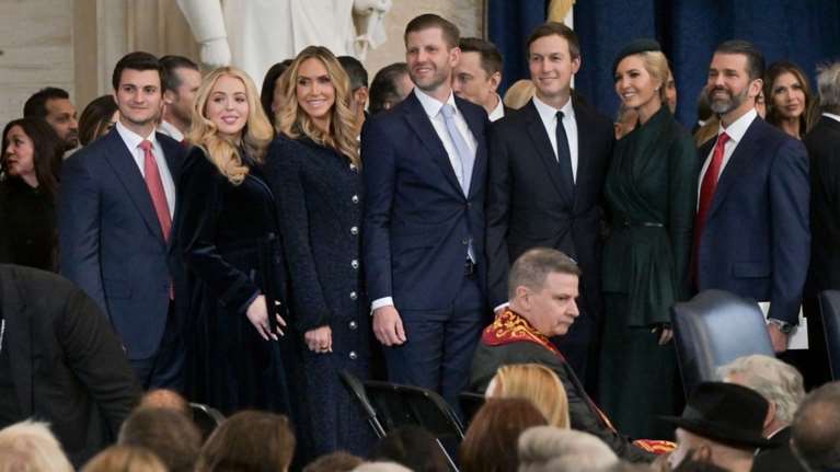 Τραμπ: Δείτε πόσα εκατομμύρια έχει κερδίσει κάθε μέλος της οικογένειας χάρη στην προεδρία του