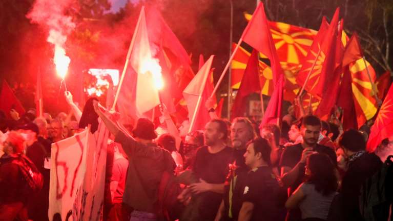 Επεισόδια στα Σκόπια: Τέταρτη μέρα διαδηλώσεων κατά της συμφωνίας με τη Βουλγαρία - &quot;Ποτέ Βόρεια, μόνο Μακεδονία&quot;