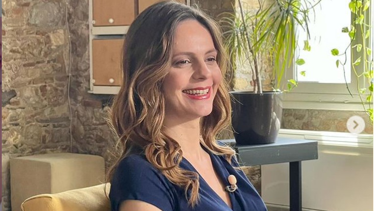 Η εγκυμονούσα Έφη Αχτσιόγλου ποζάρει με φλοράλ φόρεμα λίγο πριν γεννήσει - &quot;Λίγες μέρες έμειναν!&quot;