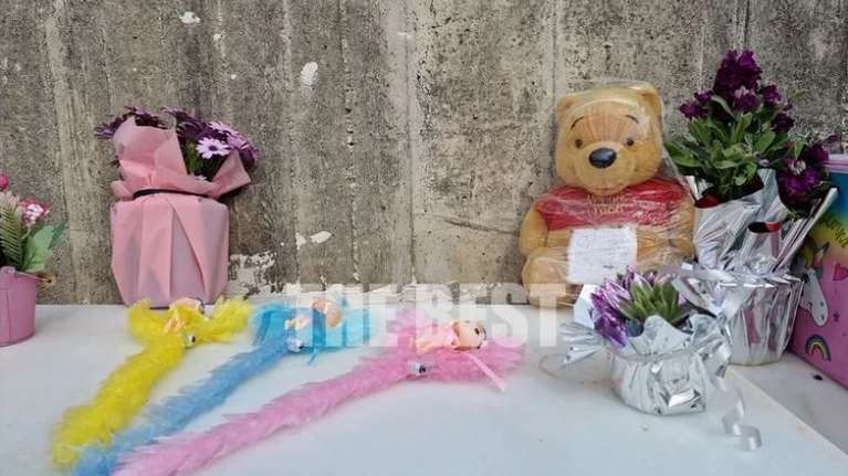 Πάτρα - Συγκινητικές εικόνες στο μνήμα των παιδιών: Αφήνουν παιχνίδια, κουκλάκια και σημειώματα