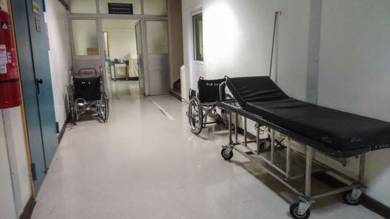 Ξανά ράντζα στους διαδρόμους των νοσοκομείων: Τι φταίει για την επανάληψη του σκηνικού σε Αττικόν και &quot;Γεννηματάς&quot;