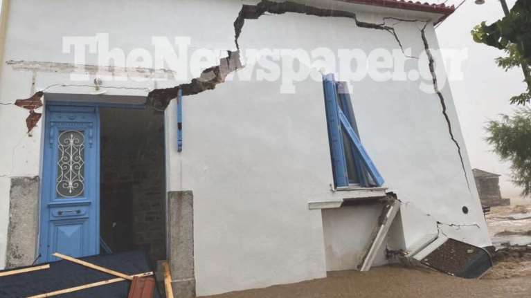 Κακοκαιρία Daniel: Συγκλονιστικές εικόνες - Σπίτι στο Πήλιο έχει κοπεί στη μέση, είναι έτοιμο να πέσει...