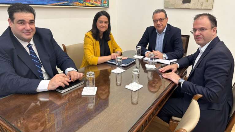 Πηγές ΥΠΕΣ μετά το &quot;όχι&quot; ΣΥΡΙΖΑ στην ψήφο αποδήμων: Θέλουν να ψηφίζουν μόλις 18.000 άνθρωποι ή σημαντικά μεγαλύτερος αριθμός;