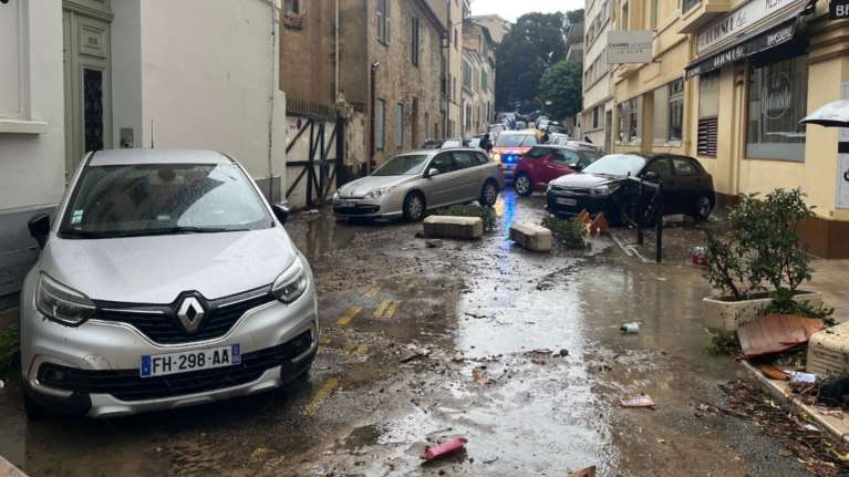 Σαρωτικές πλημμύρες στις  Κάννες: Ποτάμια οι δρόμοι – Για πιθανή νέα καταιγίδα προειδοποιεί η μετεωρολογική υπηρεσία