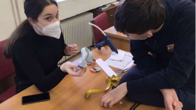 JA Greece: Μαθητές στα Τρίκαλα έφτιαξαν εικονική επιχείρηση μεταχειρισμένων ρούχων [εικόνες]