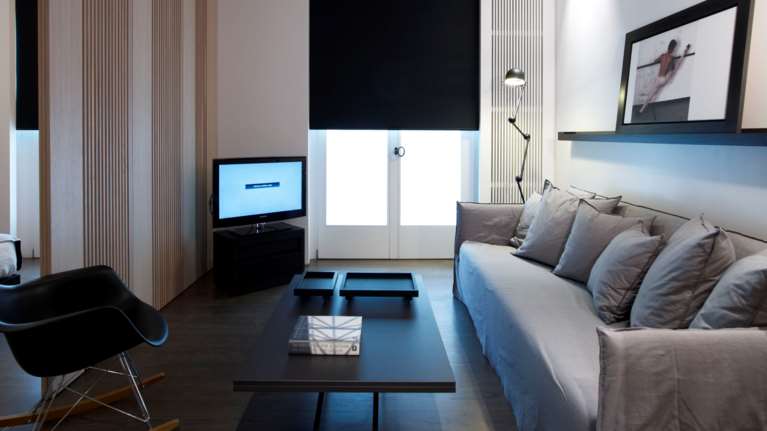 Home suite home: Το μικρό διαμέρισμα στο κέντρο της Αθήνας που μεταμορφώθηκε σε σουίτα [εικόνες]