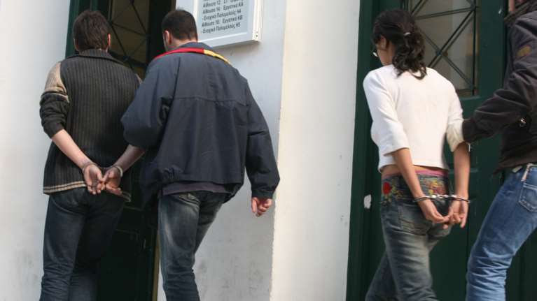 ΕΛΑΣ: Παρίστανε την οικιακή βοηθό σε ηλικιωμένους, τους έδινε υπνωτικά και τους ξάφριζε