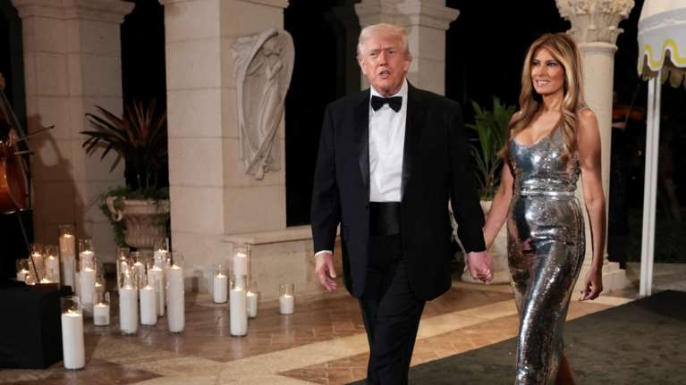Ρεβεγιόν στο Μαρ-α-Λάγκο: Η λαμπερή Μελάνια, το μήνυμα Τραμπ για "ειρήνη" και η δημοπρασία εκατομμυρίων [εικόνες]