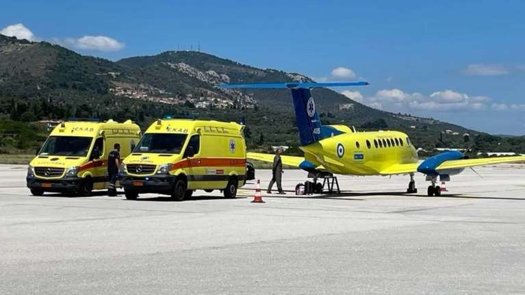 Γιατρός του Πολεμικού Ναυτικού από την Αθήνα πέταξε σε Σαντορίνη και Μυτιλήνη με αεροπλάνο του ΕΚΑΒ για να σώσει δύο ζωές
