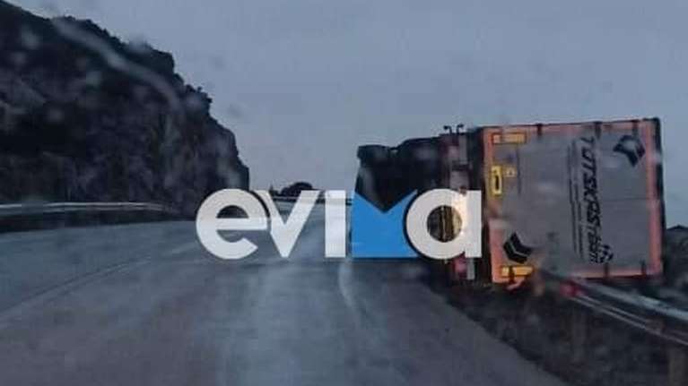 Τρομακτικό τροχαίο στην Εύβοια: Νταλίκα ντελαπάρισε από τον αέρα και κρέμεται σε γκρεμό - Πρόλαβε να βγει ο οδηγός