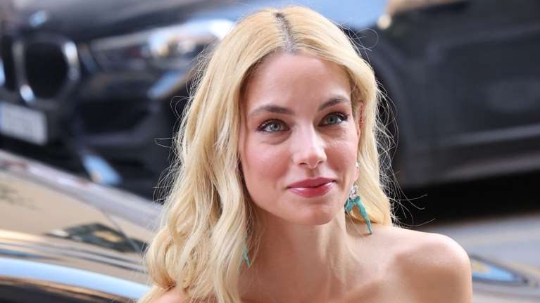 Δούκισσα Νομικού: Με στράπλες φόρεμα στο χρώμα της μέντας στον γάμο του αδερφού της [εικόνες]