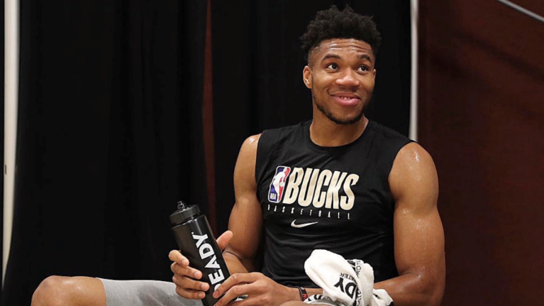 Στα &quot;γαλανόλευκα&quot; γέφυρα του Μιλγουόκι προς τιμήν του Αντετοκούνμπο [βίντεο]