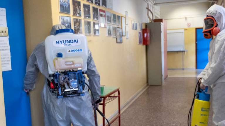 Κορονοϊός: Κλείνουν σχολεία, κινηματογράφοι, θέατρα σε Ηλεία, Ζάκυνθο και Αχαΐα