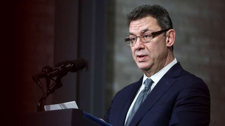 Άλμπερτ Μπουρλά: Εμβολιάστηκε ο Έλληνας πρόεδρος της Pfizer - Αρνήθηκε να παρακάμψει τη σειρά