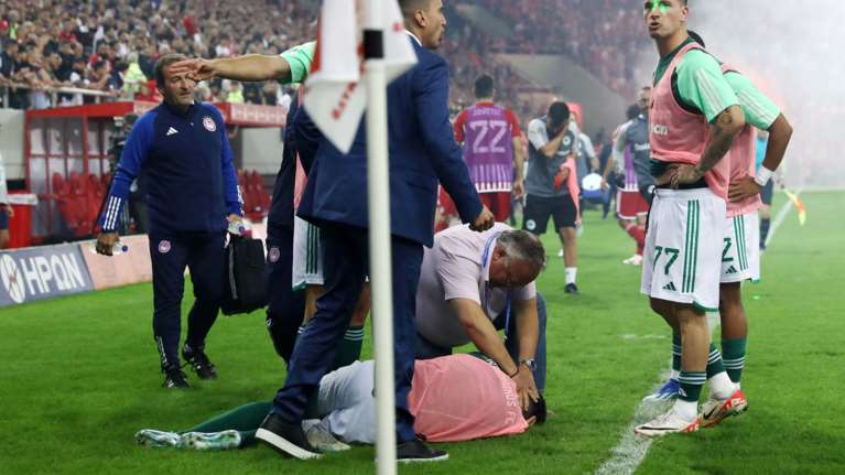 Βίντεο ντοκουμέντο: Η στιγμή που η κροτίδα σκάει στο γήπεδο και ο Χουάνκαρ πέφτει στο έδαφος